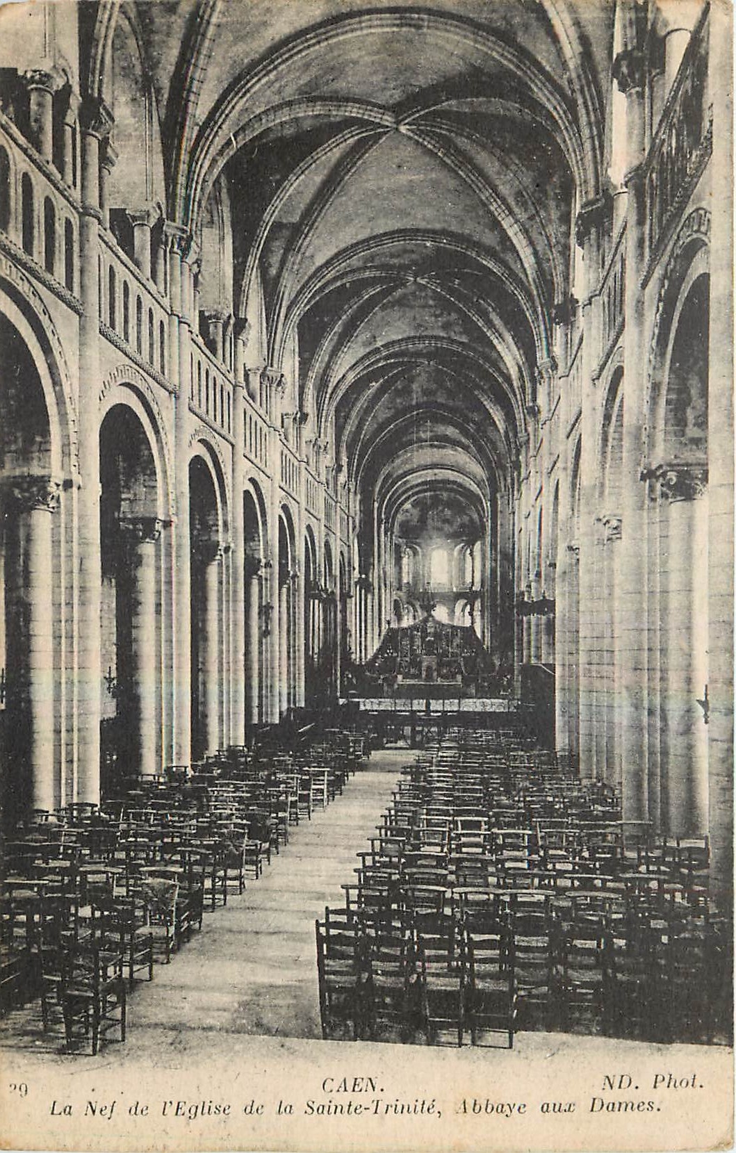 CPA Caen La Nef l'Eglise de la Sainte Trinite Abbaye aux Dames 