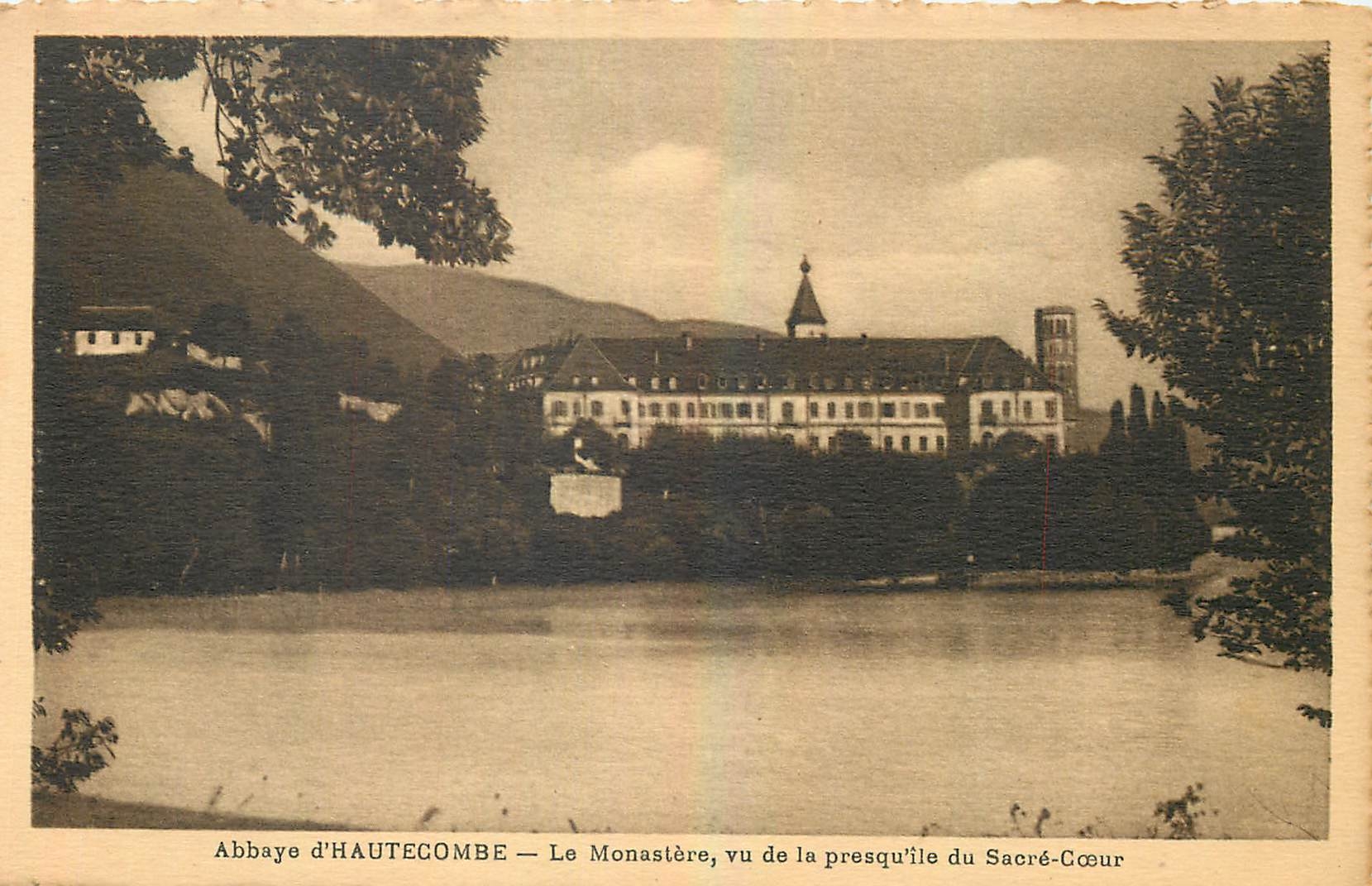 Abbaye d'HAUTECOMBE — Le Monastère, vu de la presqu'île du Sacré-Cœur