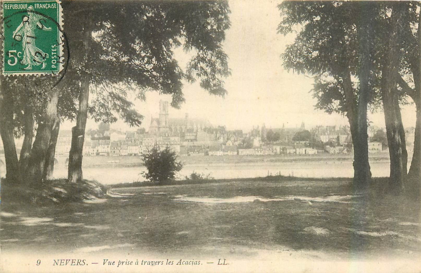 CPA Nevers Vue prise a travers les Acacias 