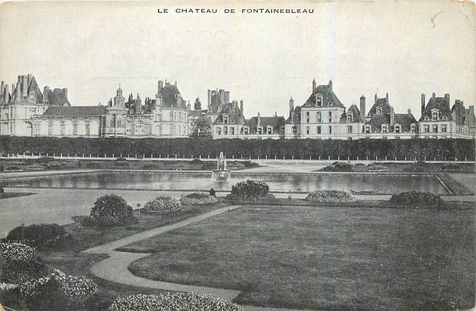 Le Château de Fontainebleau — vue des jardins et du château — éditeur non visible