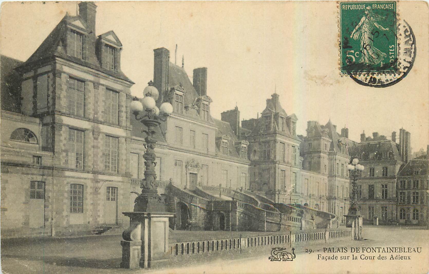 Schloss Fontainebleau — Fassade zum Cour des Adieux — unbekannter Verleger, Nr. 29