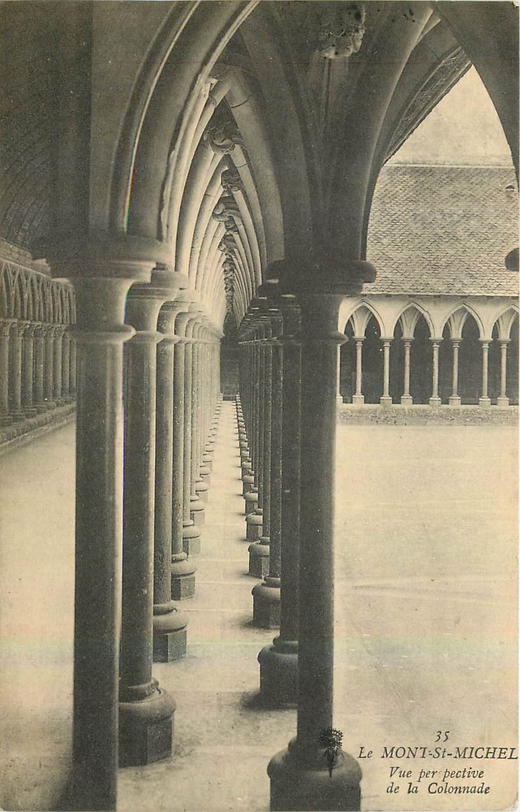 CPA Le Mont St Michel Vue perspective de la Colonnade 