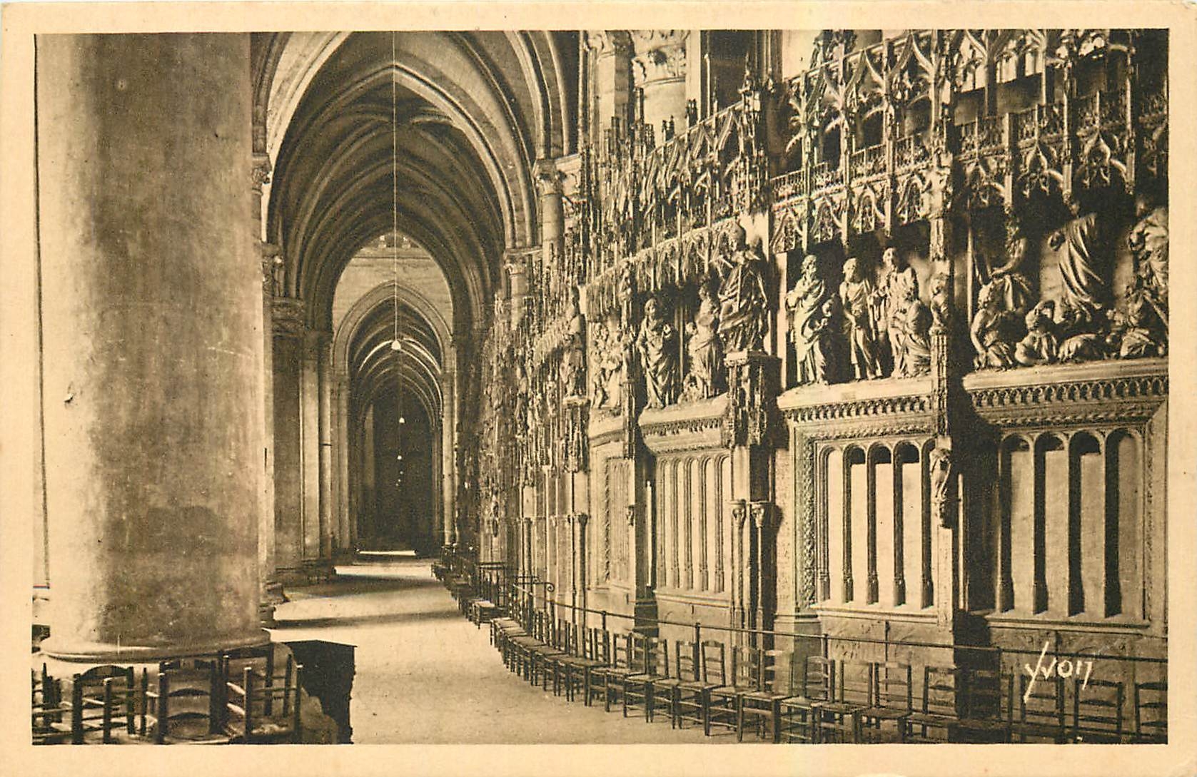 CPA La Douce France Chartres Eute et Loir Interieur de la Cathedrale Le Deambulatoire 