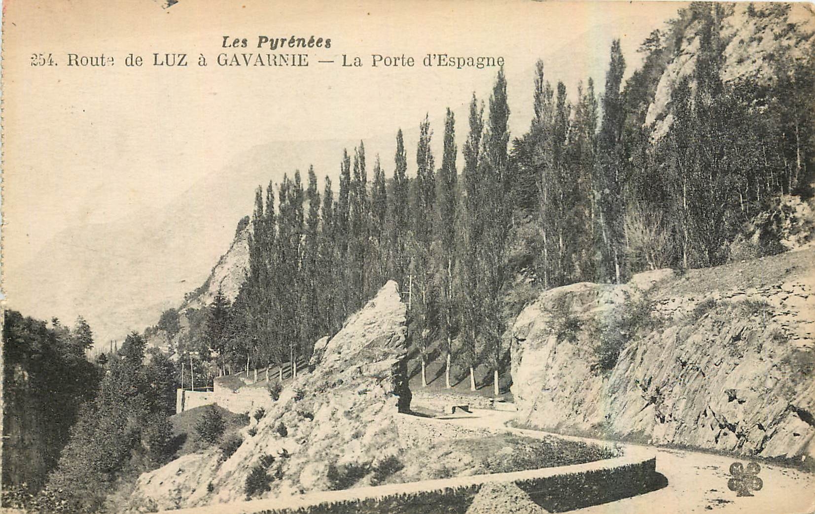 CPA Les Pyrenees Route de Luz a Gavarnie La Porte d'Espagne 
