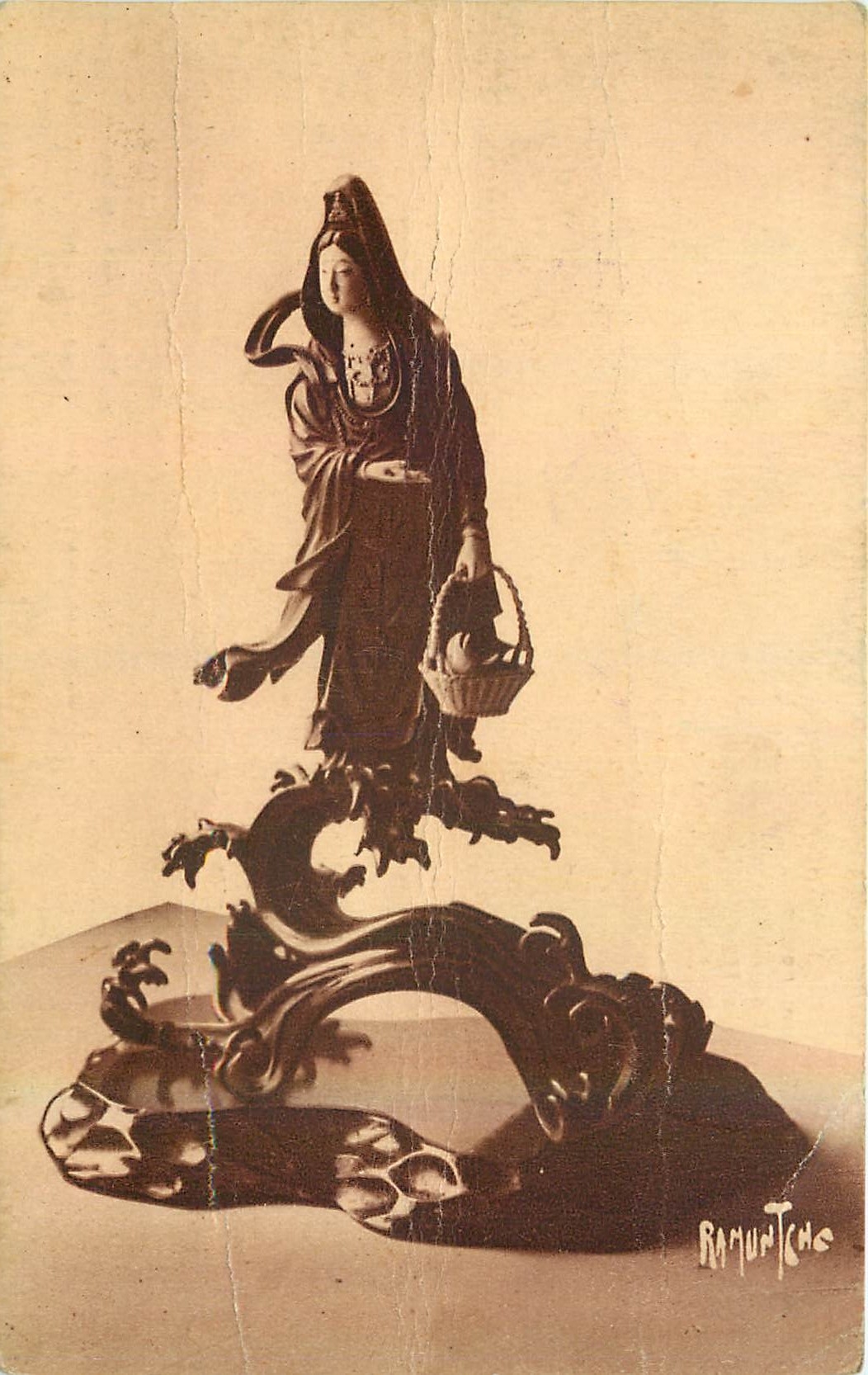 CPA La Maison de Clemenceau Saint Vincent de Jard Piece en bronze et ivoire offerte par l'empereur d