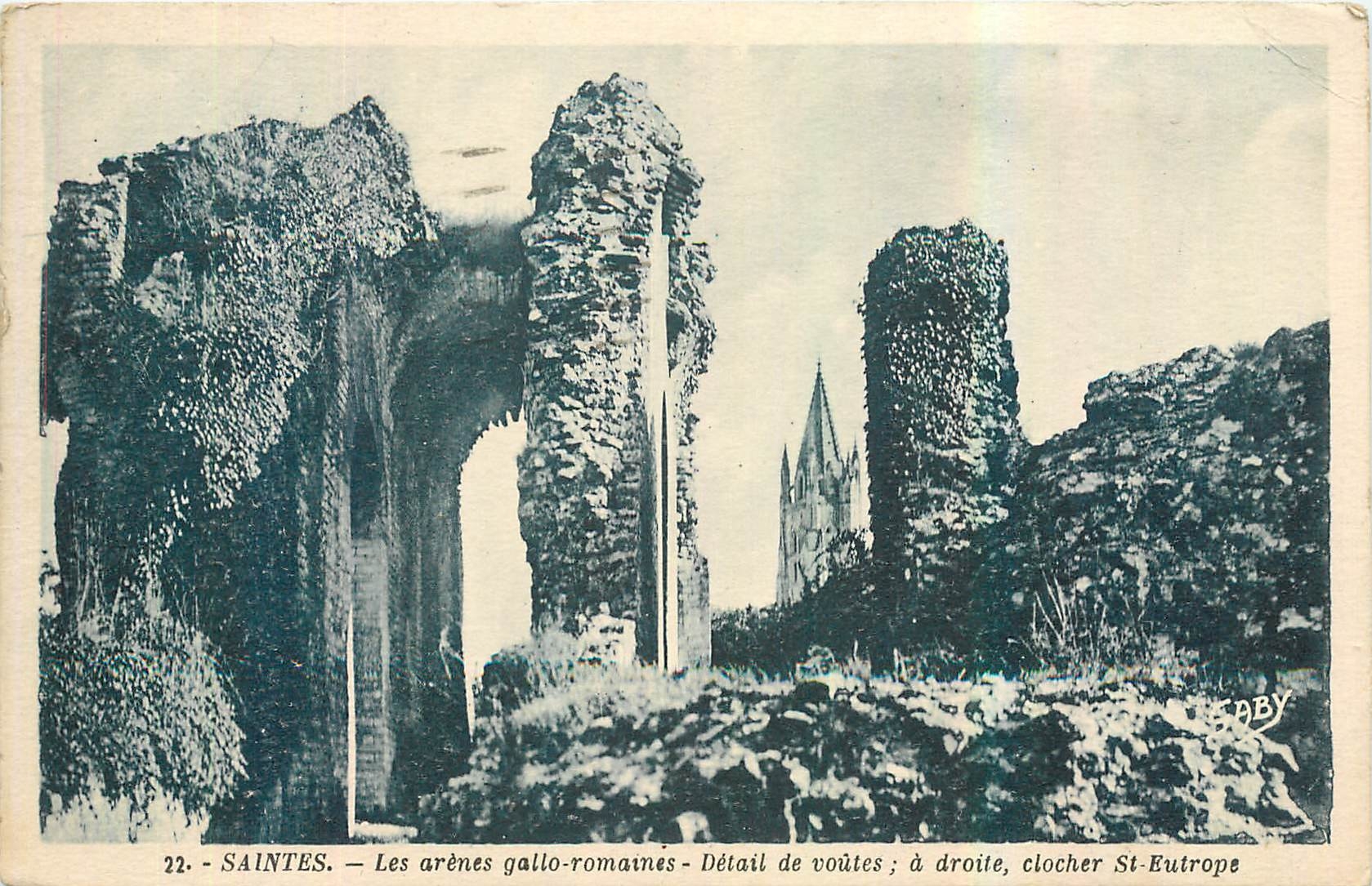 CPA Saintes Les arenes gallo romaines Detail de voutes a droite clocher St Eutrope