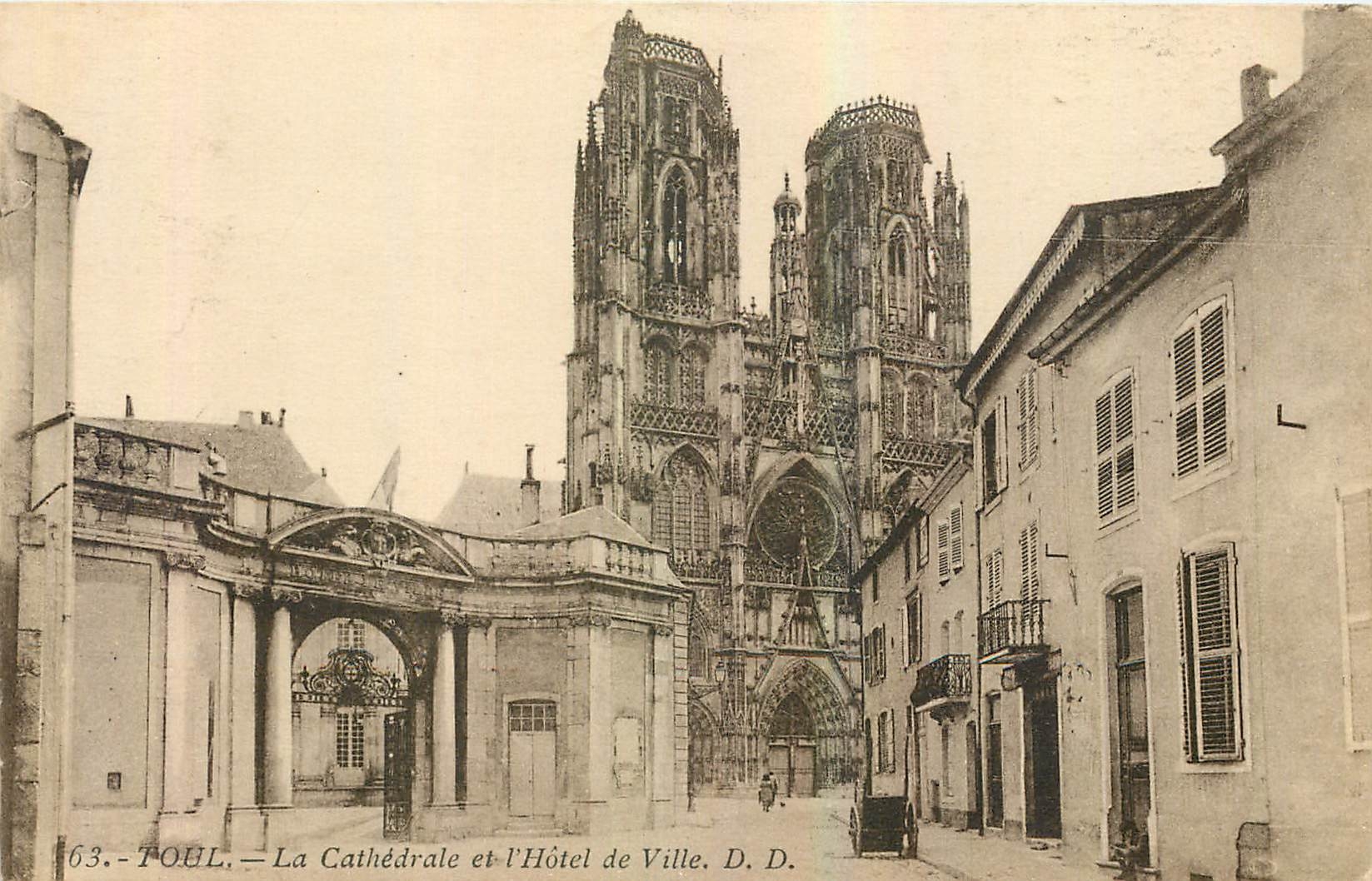 CPA Toul La Cathedrale et l'Hotel de Ville 
