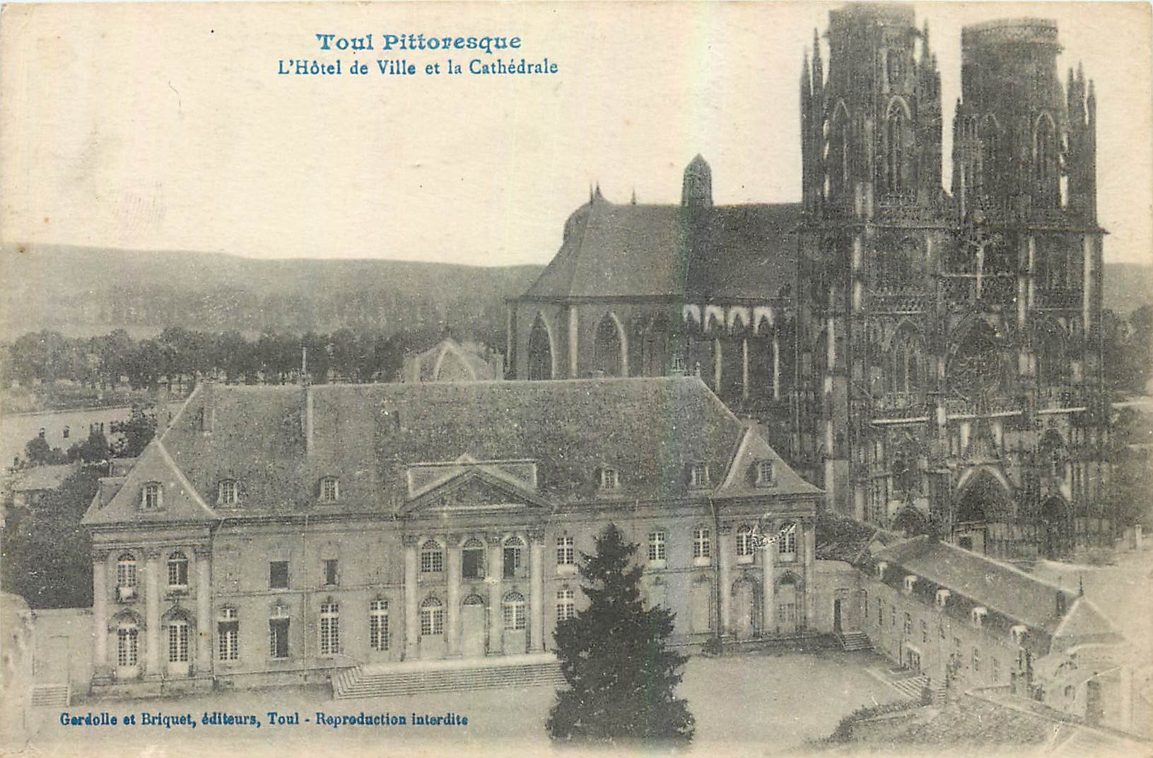 CPA Toul Pittoresque L'Hotel de Ville et la Cathedrale 