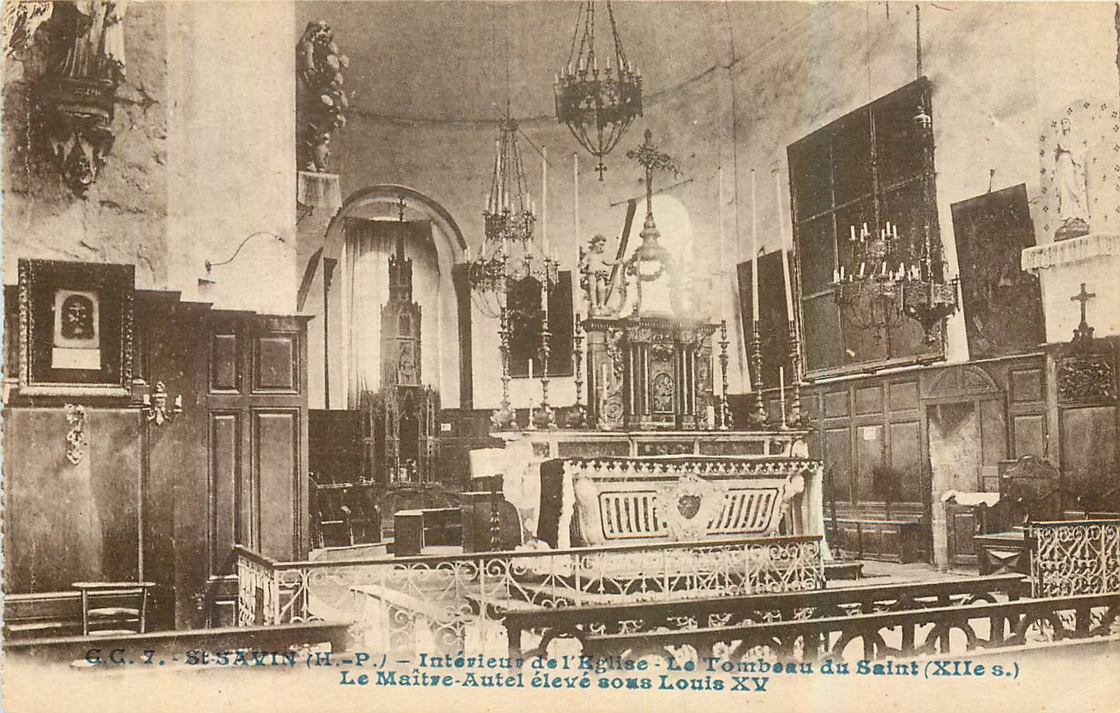 CPA St Savin H P Interieur de l'Eglise Le Tombeau du Saint Le maitre autel eleve sous Louis XV
