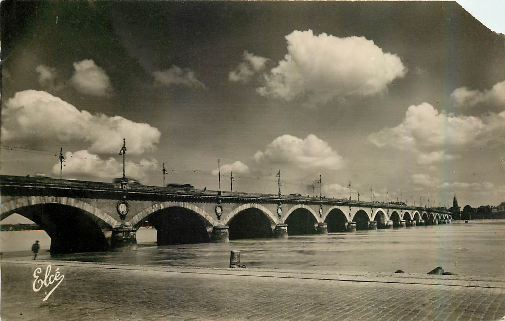 CPA Bordeaux Le Pont de Pierre sur la Garonne 