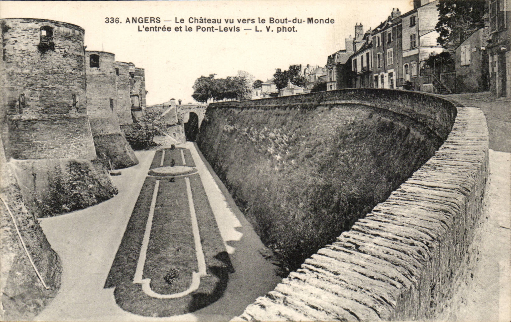 angers CPA le chateau vu vers le Bout du Monde l'entree et le pont levis