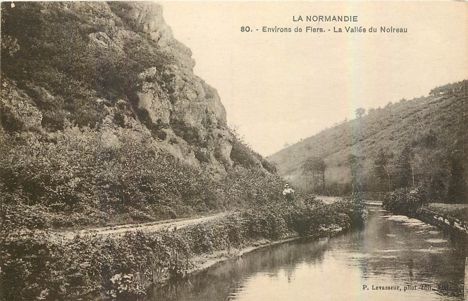 CPA La Normandie Environs de Flers la Vallee du Noireau 