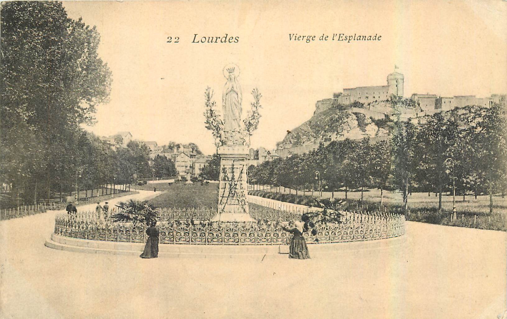 CPA Lourdes Vierge de l'Esplanade 