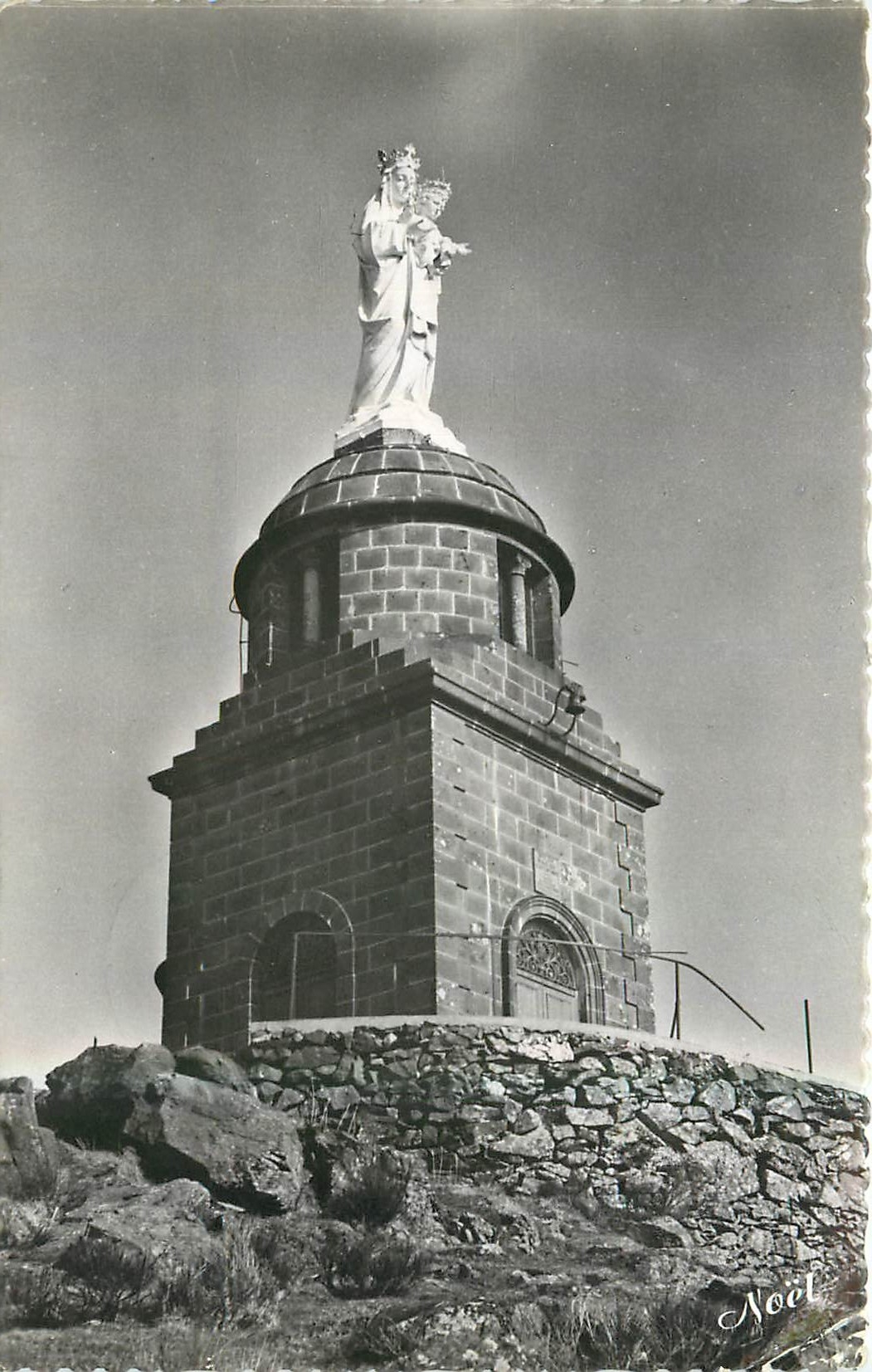 CPA l'Auvergne Latour d'Auvergne P de D Chapelle et Vierge de N D 