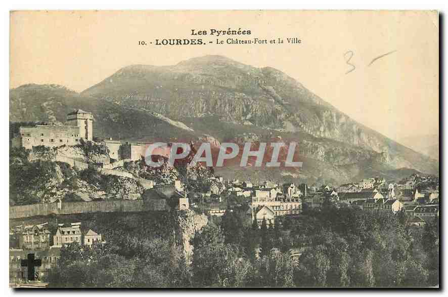 CPA Les Pyrenees Lourdes Le Chateau Fort et la Ville 