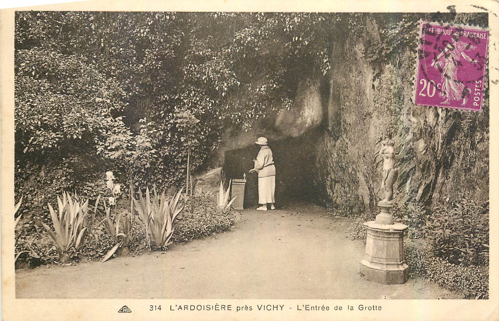CPA l'Ardoisiere pres Vichy l'Entree de la Grotte 