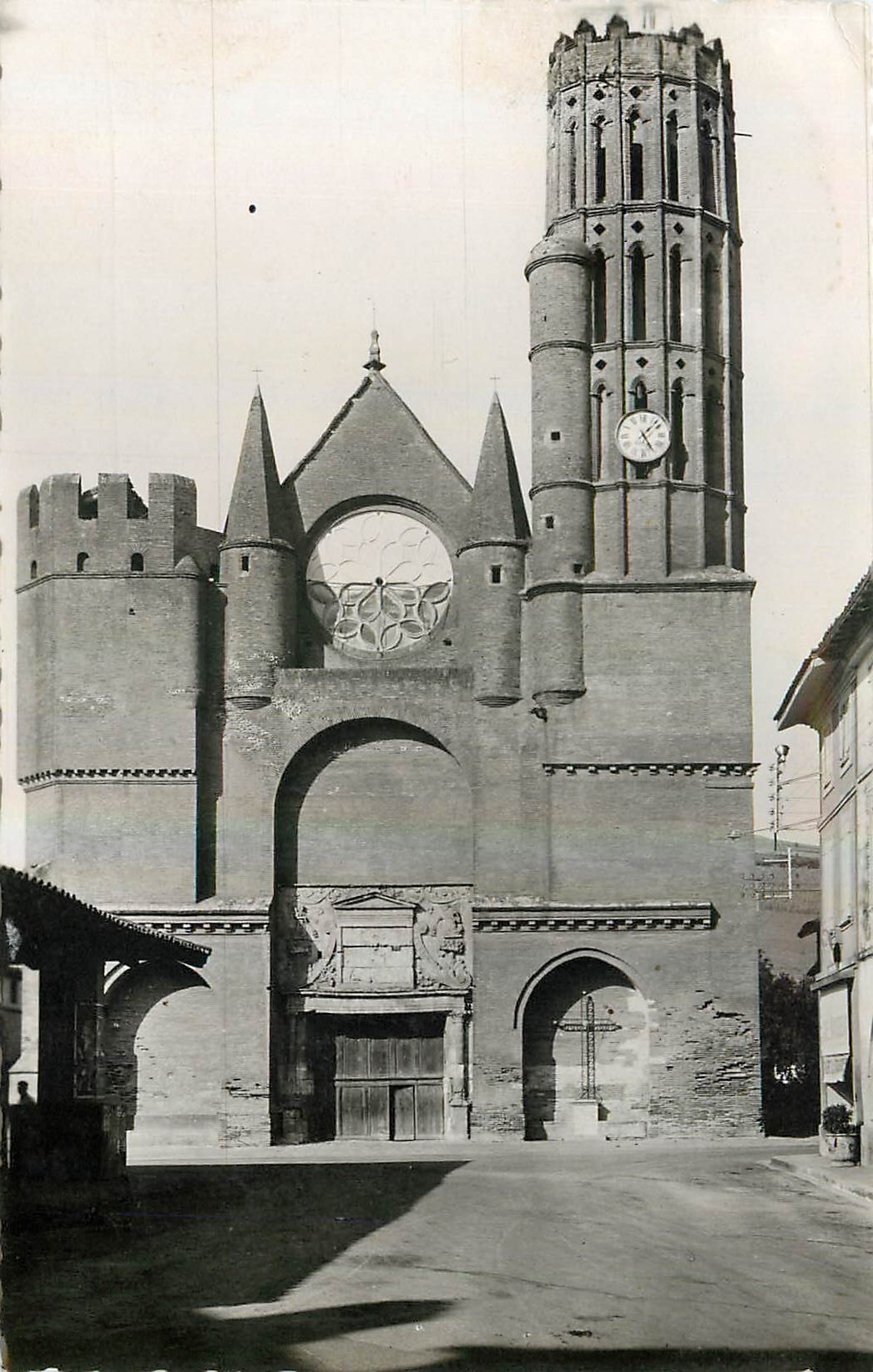 Montesquieu-Volvestre — L'Église Saint-Victor (XIIIe siècle) — EAU P. COUZINET, Librairie-Mercerie