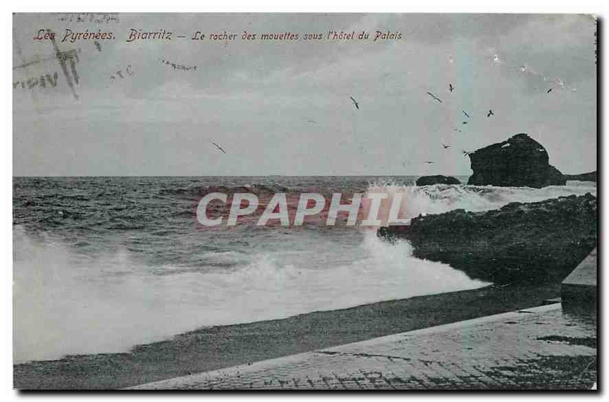 CPA Les Pyrenees Biarritz Le rocher des mouettes sous l'Hotel du Palais 