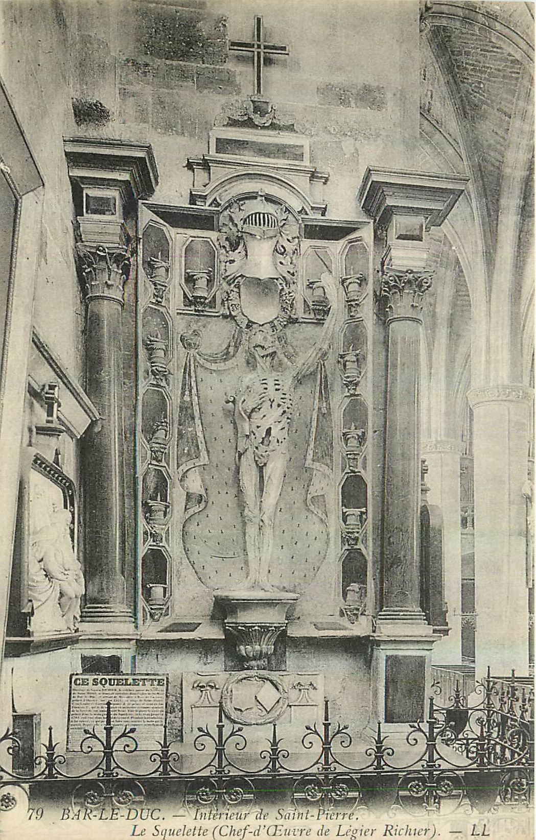 CPA Bar le Duc Interieur de Saint Pierre Le Squelette Chef d'Oeuvre de Legier Richier 