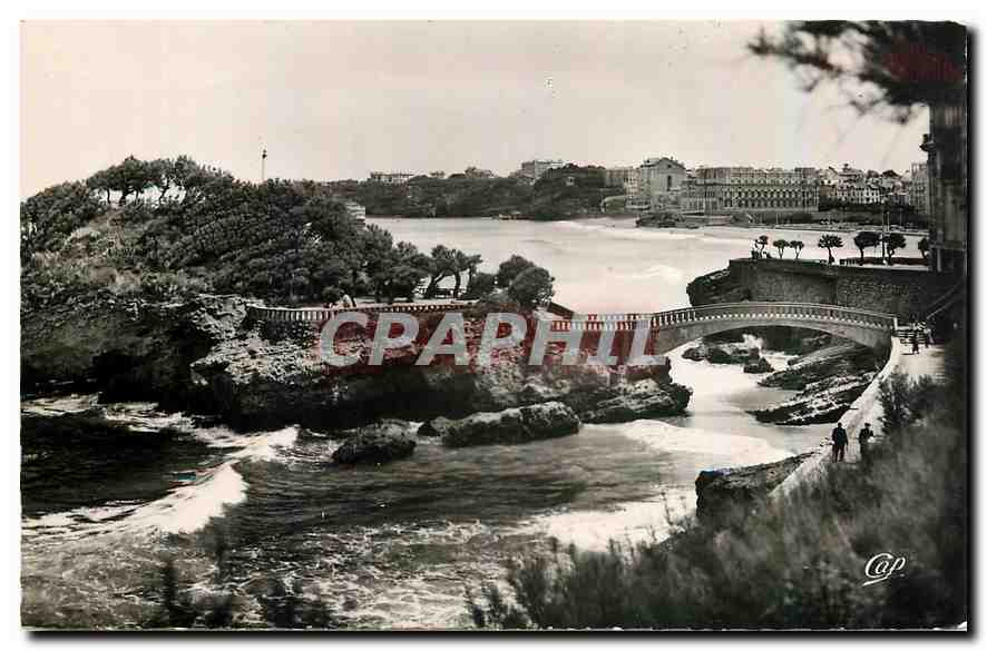 CPA Biarritz Le Basta dans le fond le Phare 