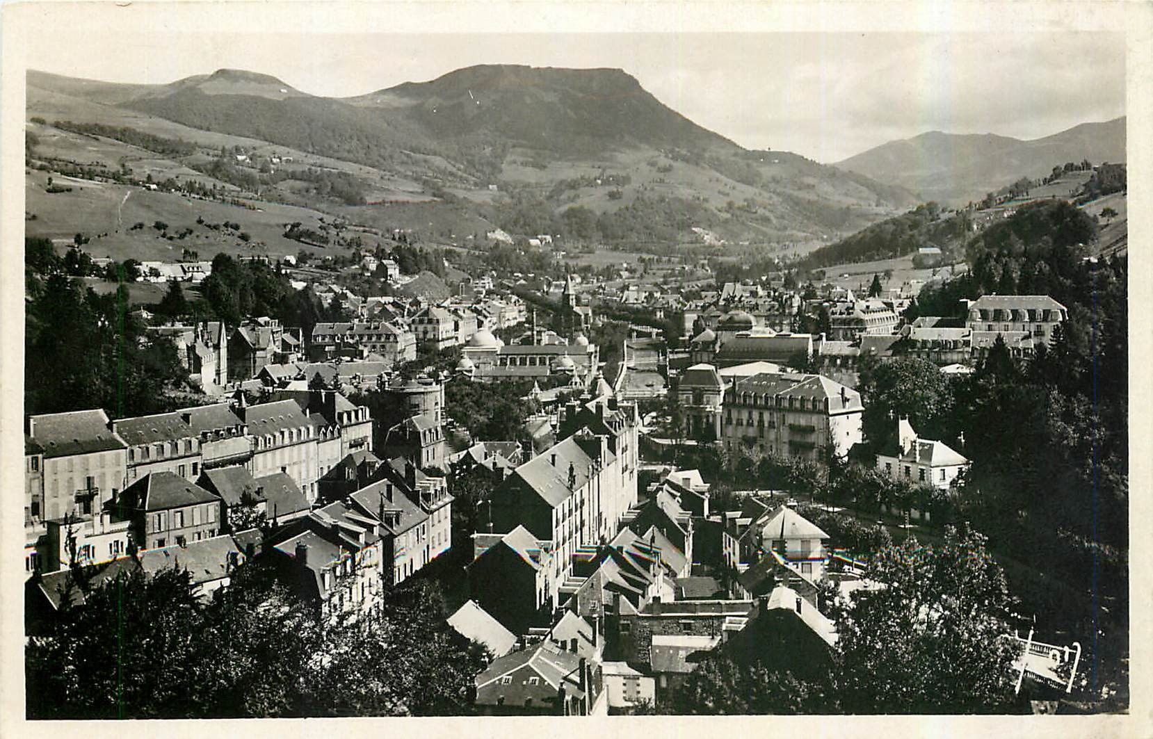 CPA La Bourboule P de D Vue generale et le Puy Gros 