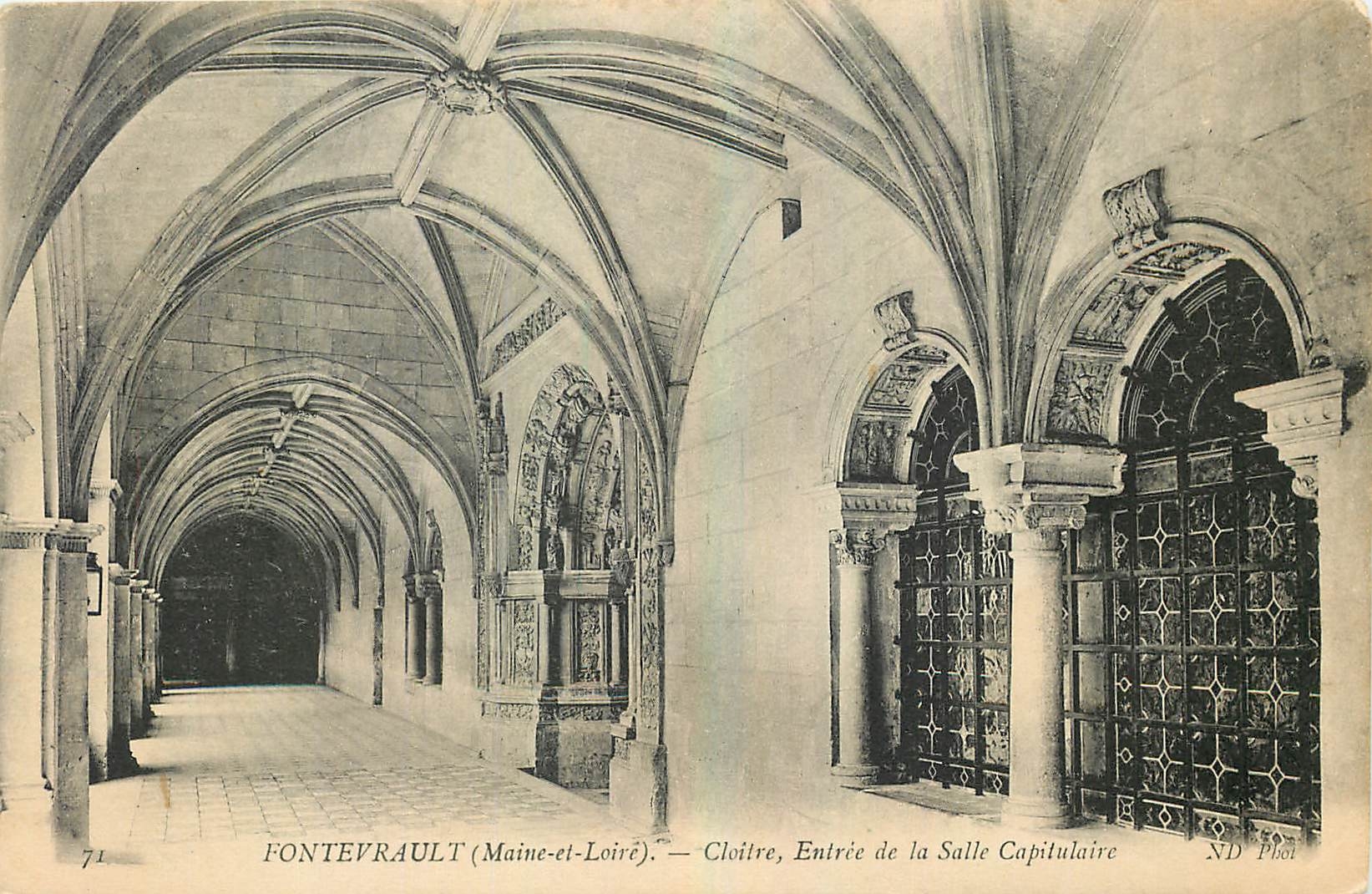 CPA Fontevrault Maine et Loire Cloitre Entree de la Salle Capitualire 