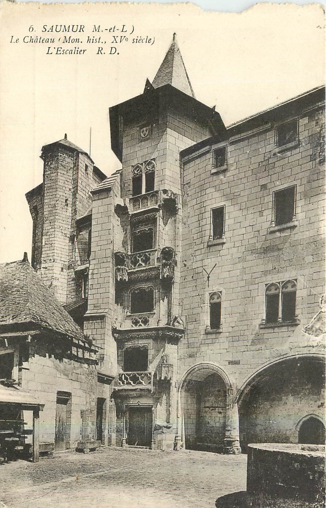 CPA Saumur M et L Le Chateau l'Escalier 