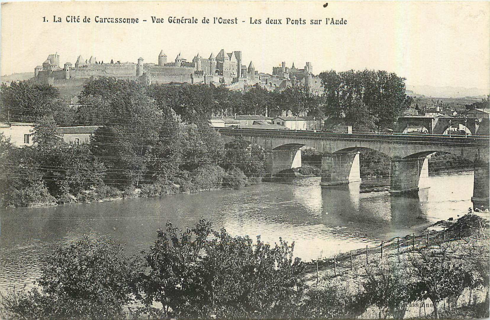 CPA La Cite de Carcassonne Vue generale de l'Ouest Les deux Ponts sur l'Aude 