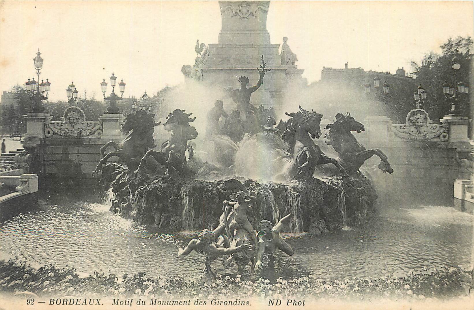 CPA Bordeaux Morif du Monument des Girondins