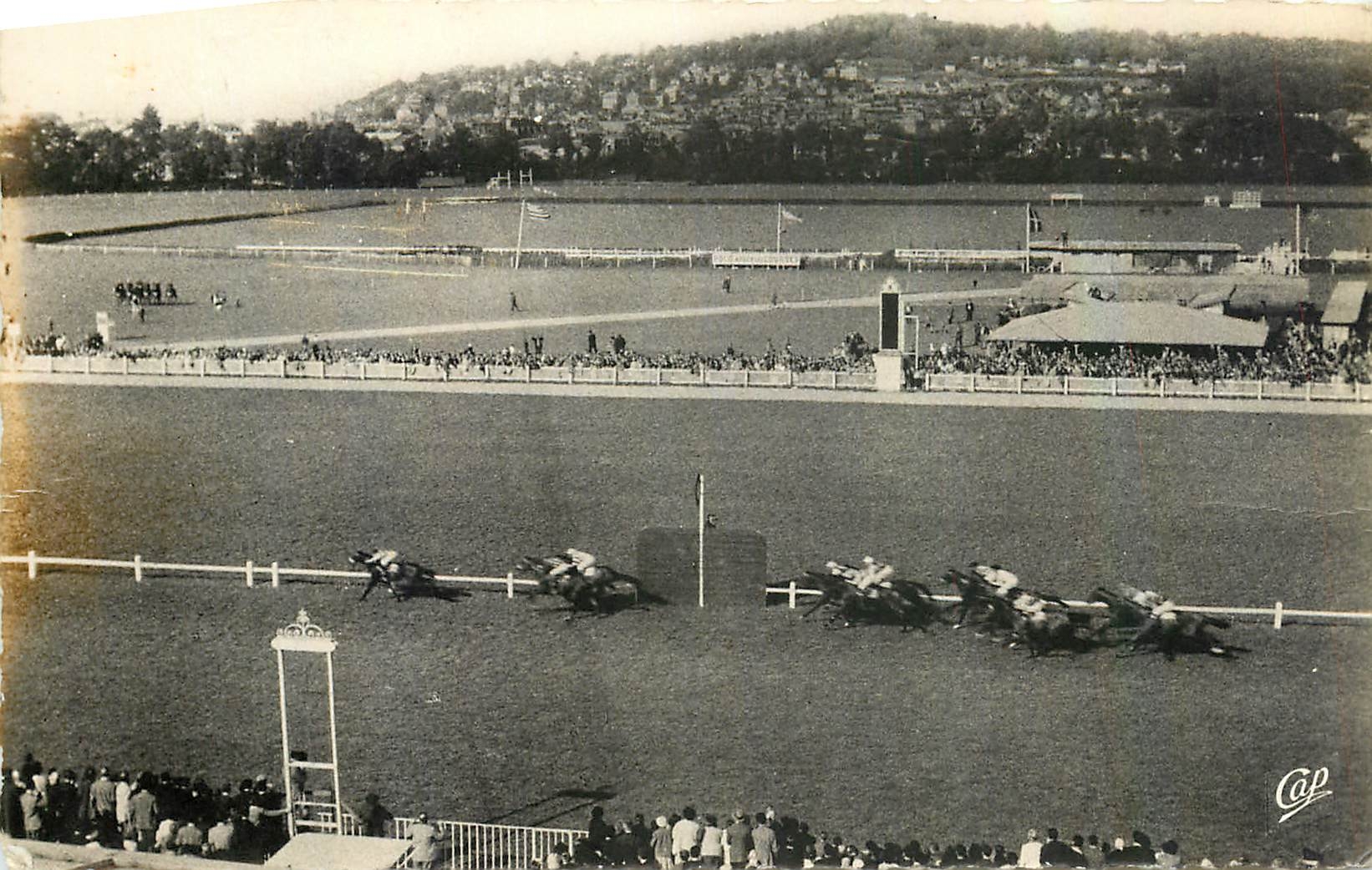 CPM Deauville Plage fleurie Le Champ de Courses l'arrivee du Grand prix Chevaux Hippisme