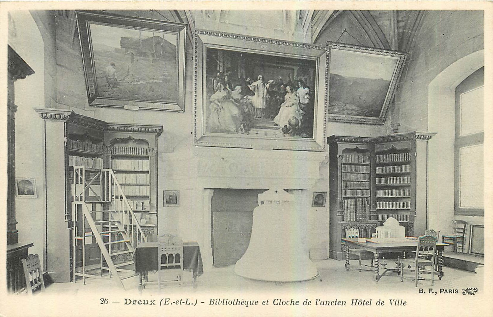 Dreux (E-et-L.) — Bibliothèque et Cloche de l'Ancien Hôtel de Ville — B.F., Paris