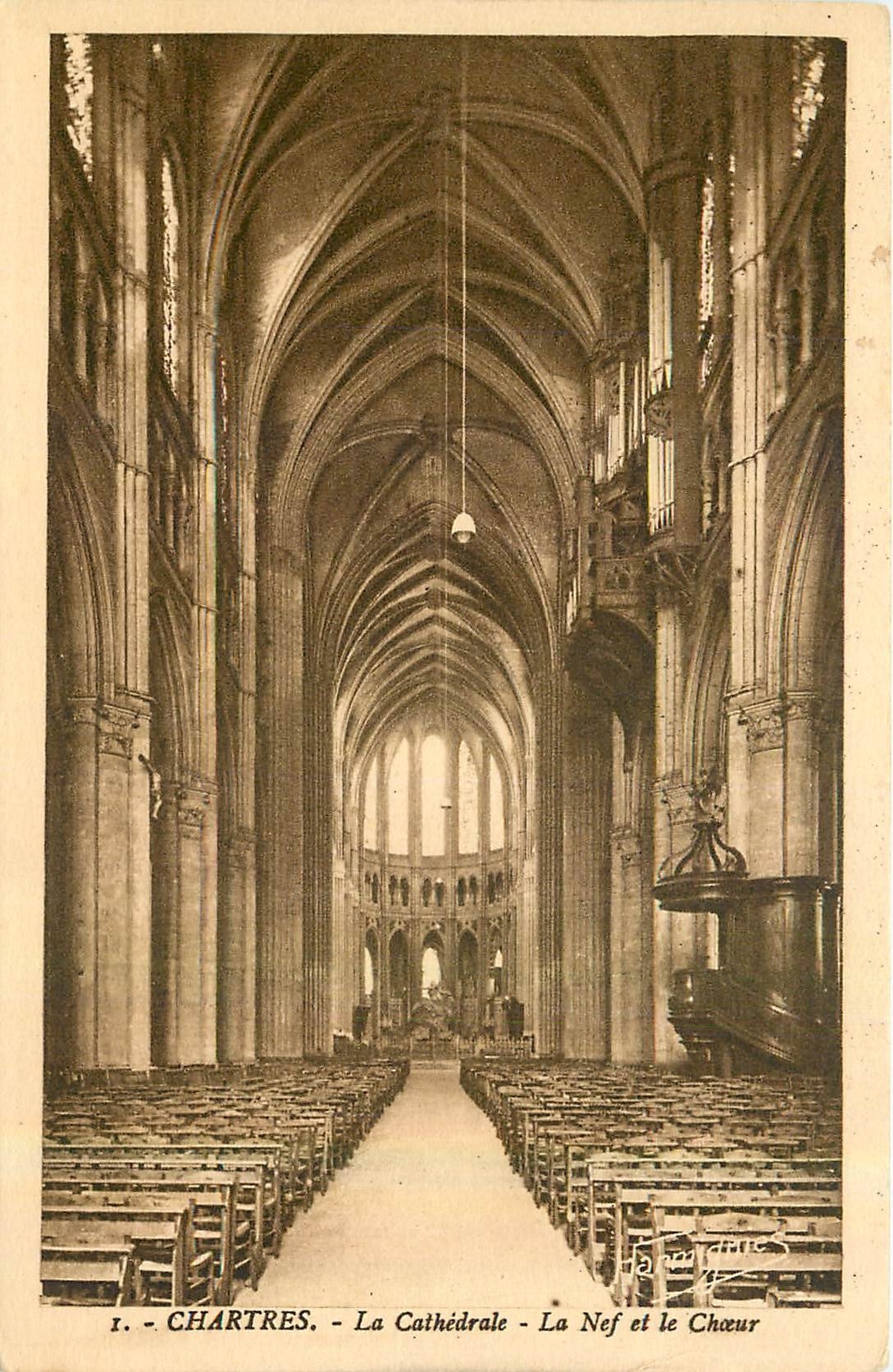 CPA Chartres La Cathedrale La Nef et le Choeur 