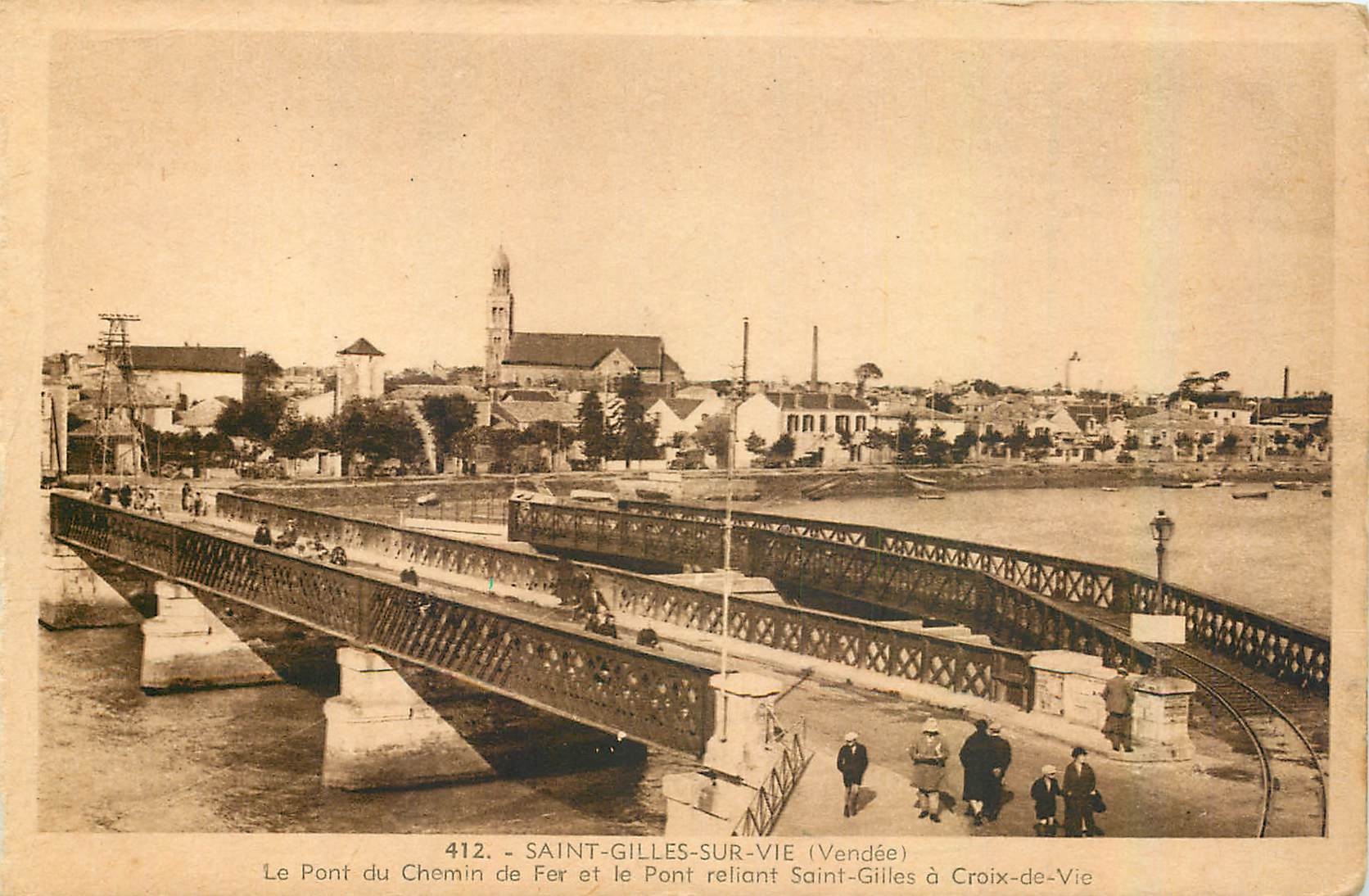CPA Saint Gilles sur Vie Vendee Le Pont du Chemin de Fer et le Pont reliant Saint Gilles a Croix de 