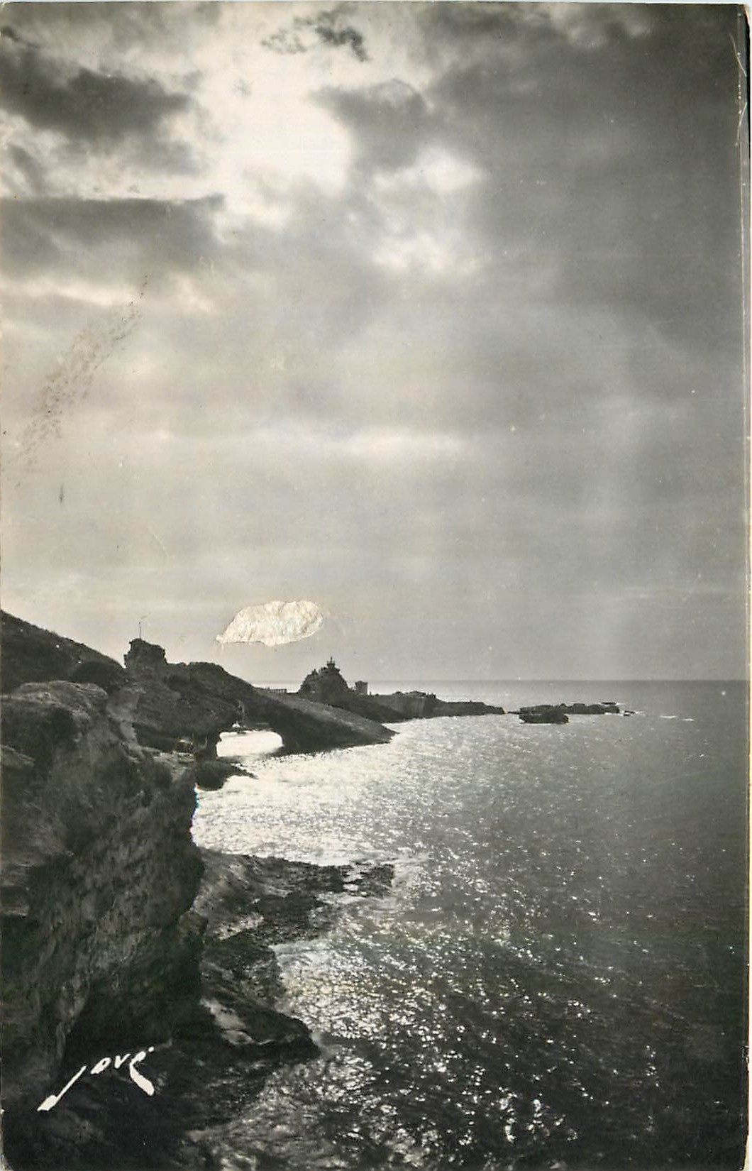 CPA Toute la France Editions Jove B P Biarritz La Roche percee et le rocher de la Vierge 