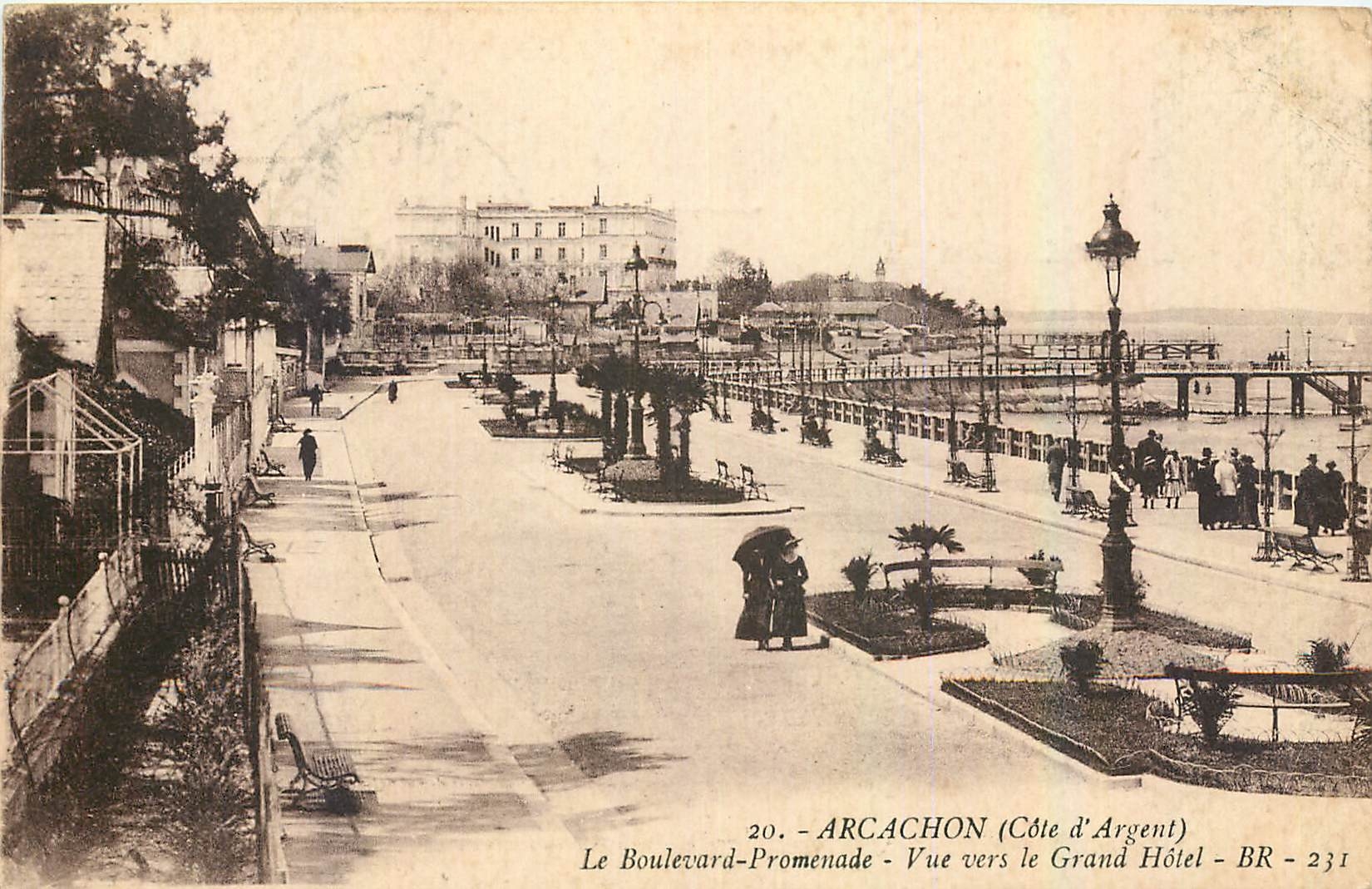CPA Arcachon Cote d'Argent Le Boulevard Promenade Vue vers le Grand Hotel 