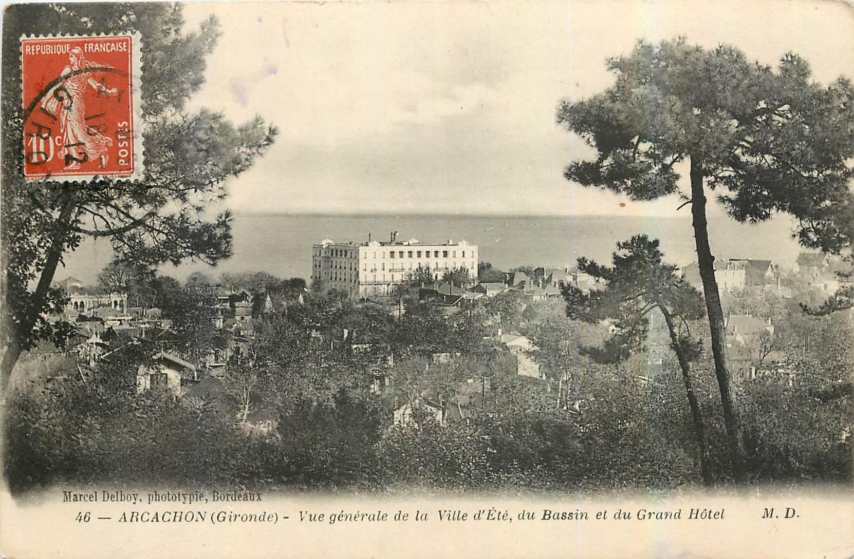 CPA Arcachon Gironde Vue generale de la Ville d'Ete du Bassin et du Grand Hotel 