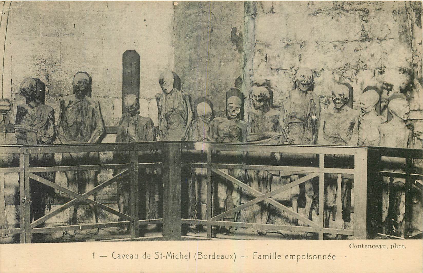 CPA Caveau de St Michel Bordeaux Famille emposonnee