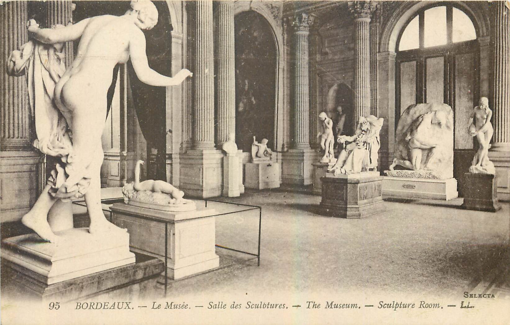 CPA Bordeaux Le Musee Salle des Sculptures 