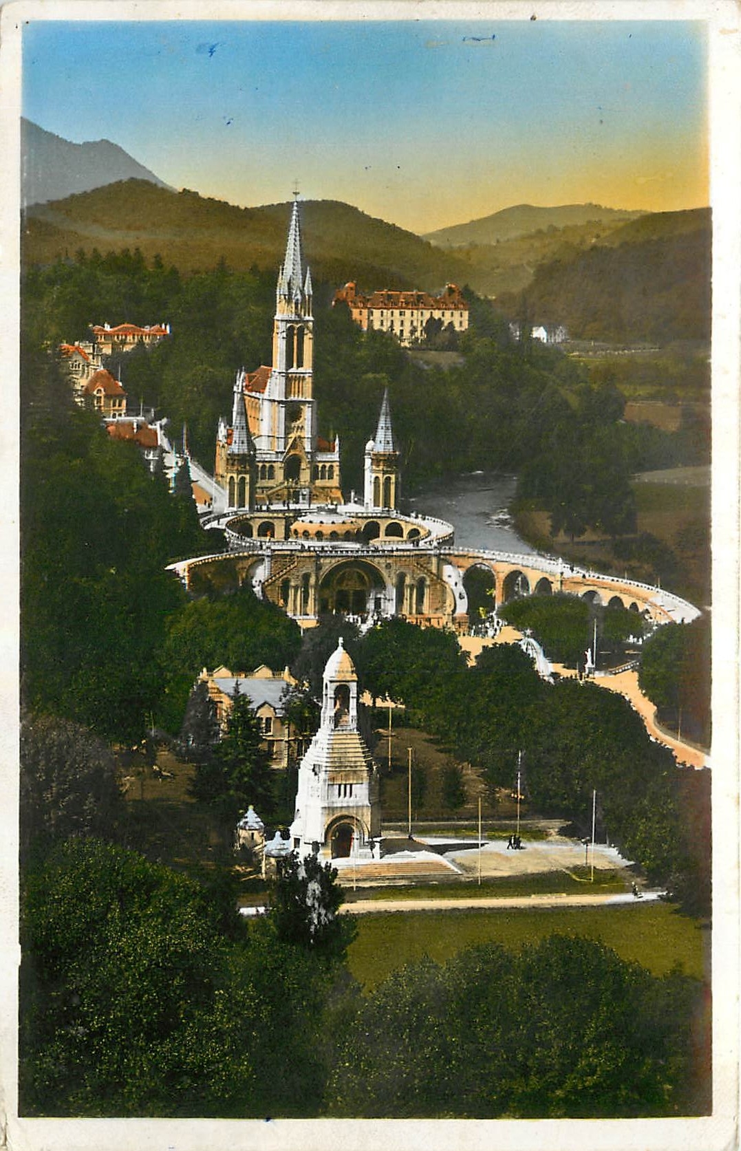 CPA Lourdes La Basilique vue de Chateau Fort 