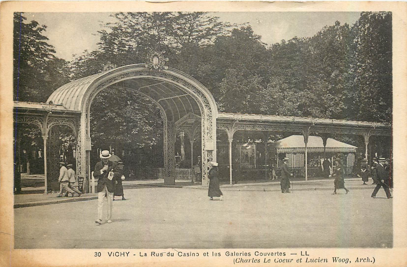 CPA Vichy La Rue du Casino et les Galeries Couvartes 