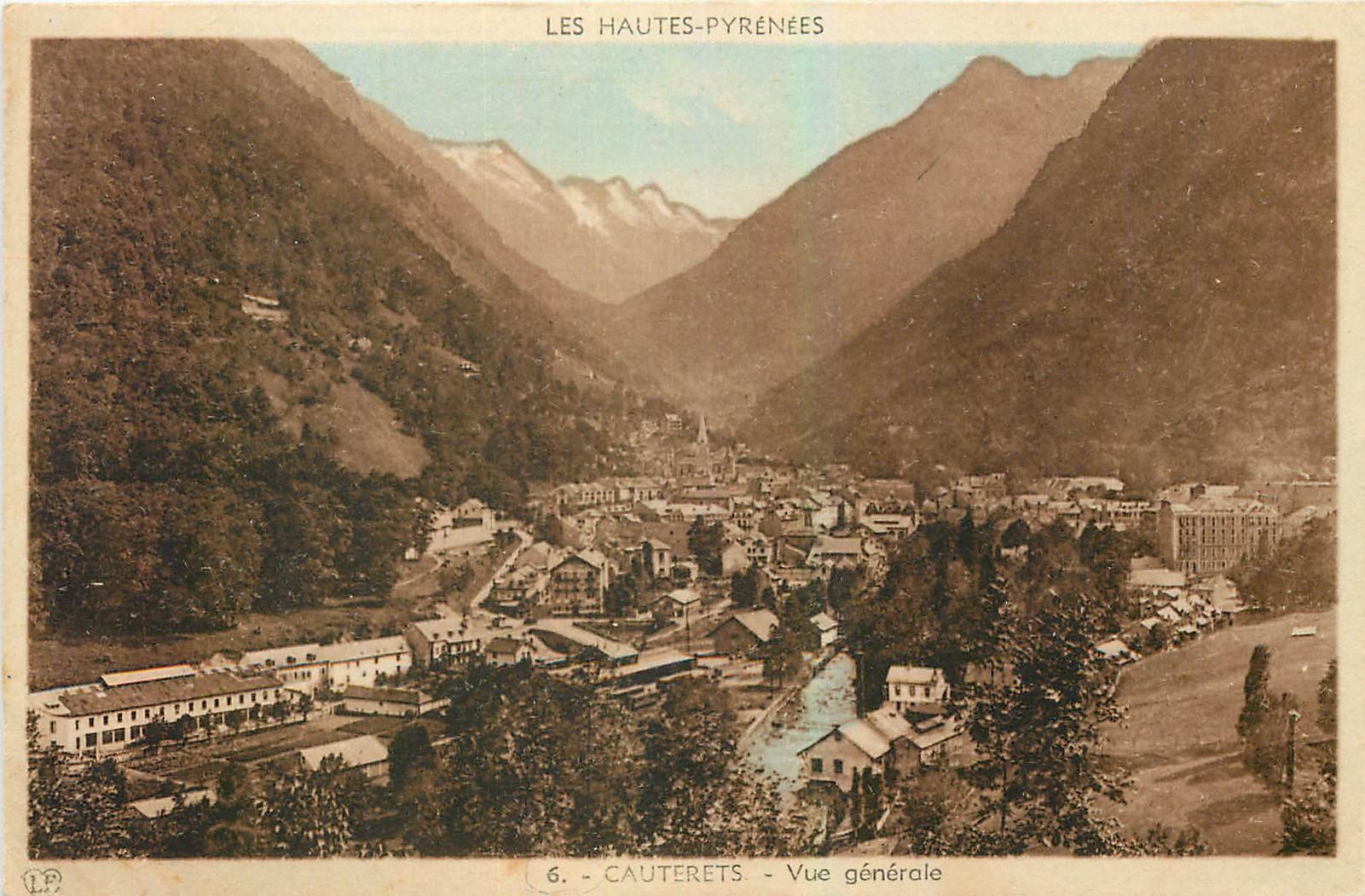 CPA Les Hautes Pyrenees Cauterets Vue generale 