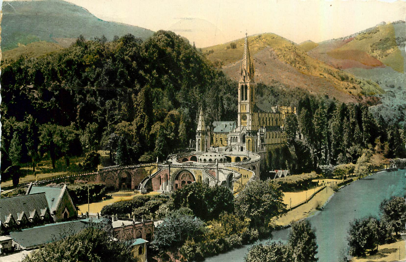 CPA Lourdes La Basilique et le Gave 