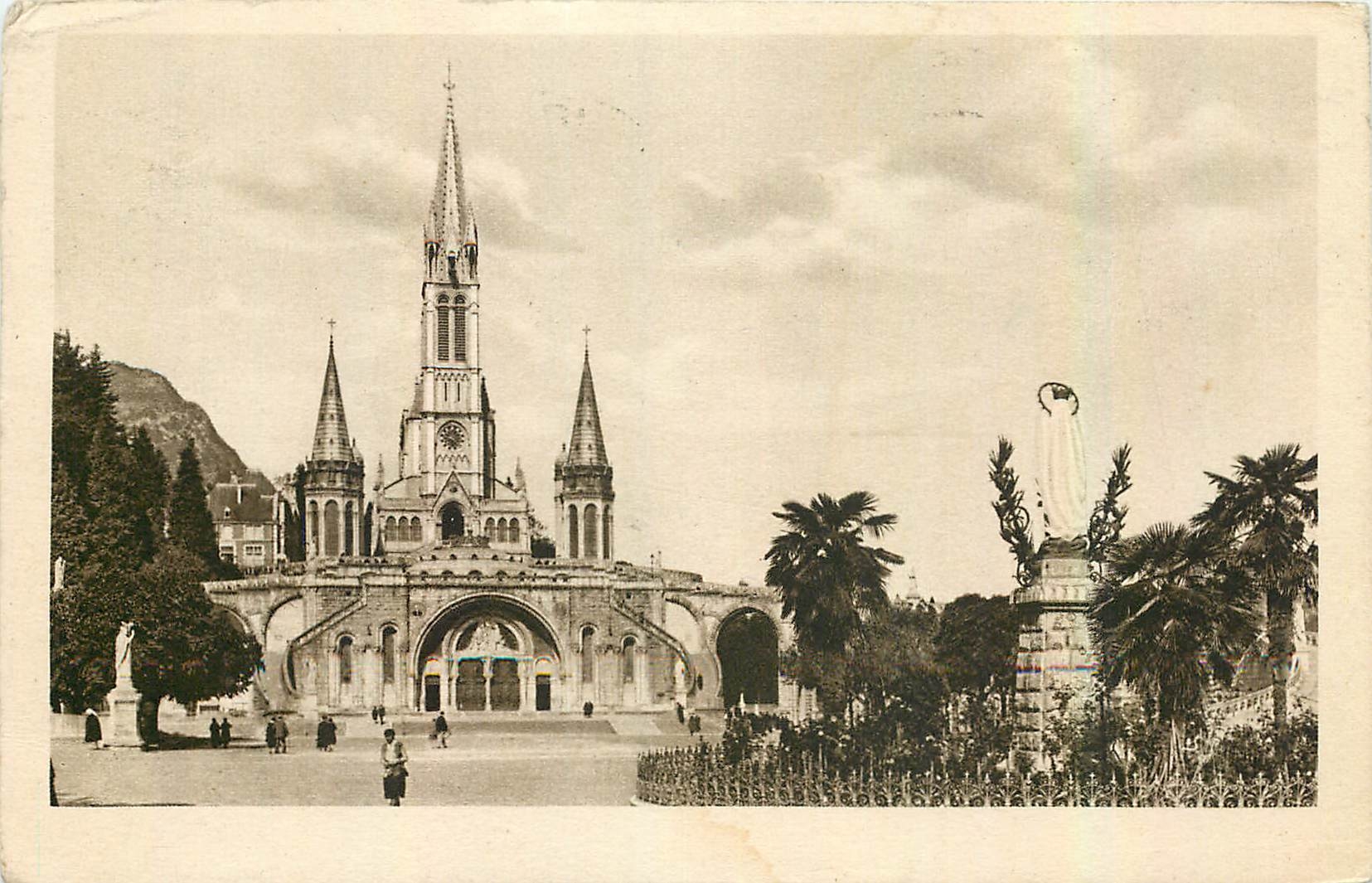 CPA Lourdes La Basilique et la Vierge couronnee 