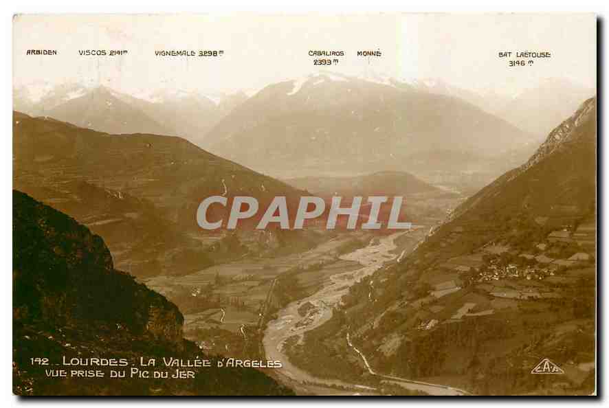 CPA Lourdes La Vallee d'Argeles vue prise du Pic du Jer 