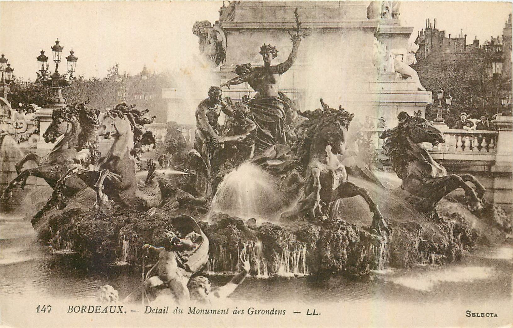 CPA Bordeaux Detail du Monument des Girondes 