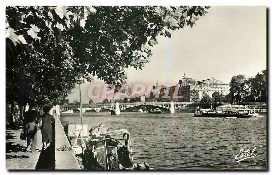 CPM Paris Le Port des Tuileries Au loin le Pont Solferino et la Gare d'Orsay 