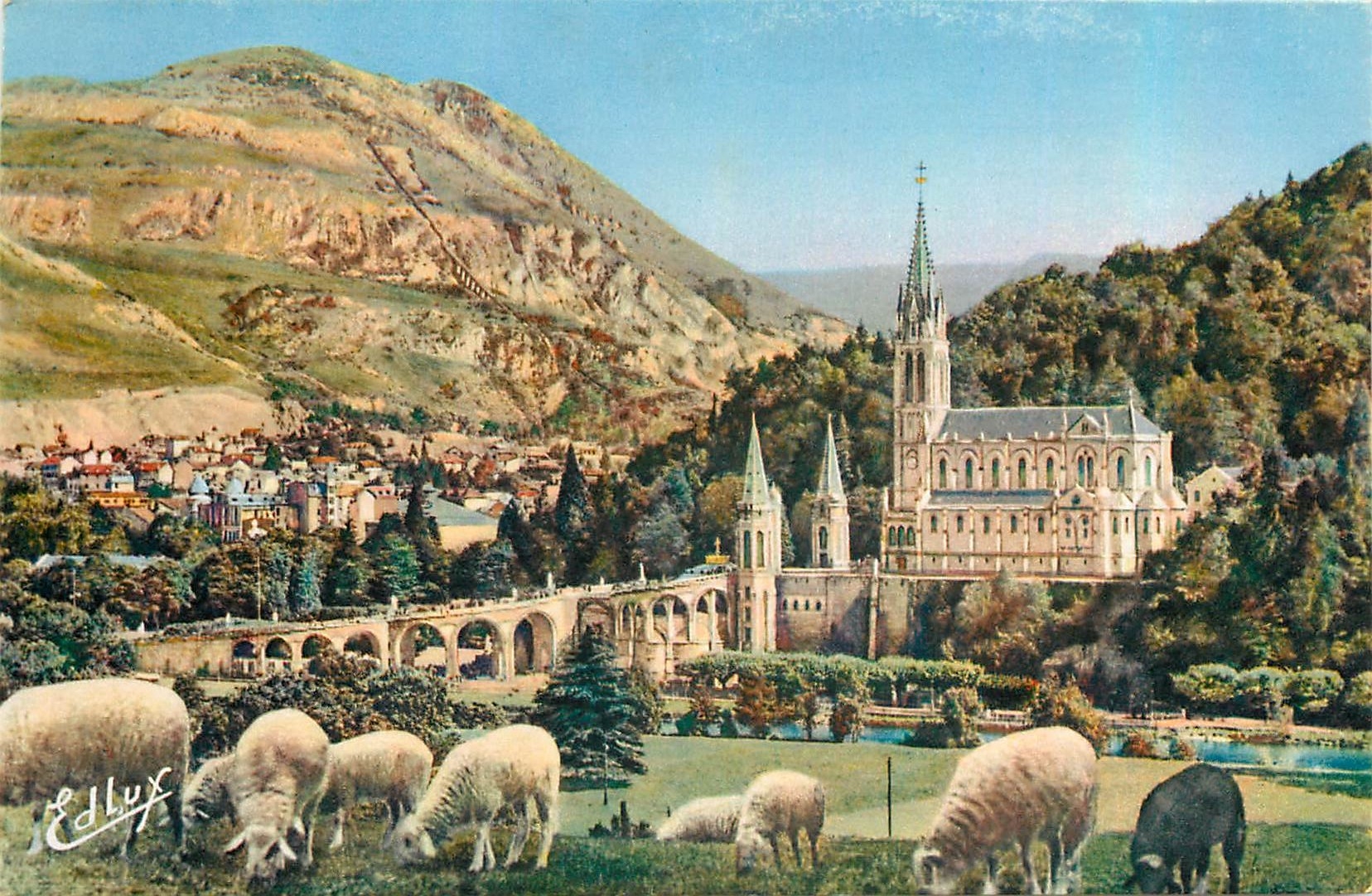 CPA Lourdes La Basilique et le Pic du Jer 