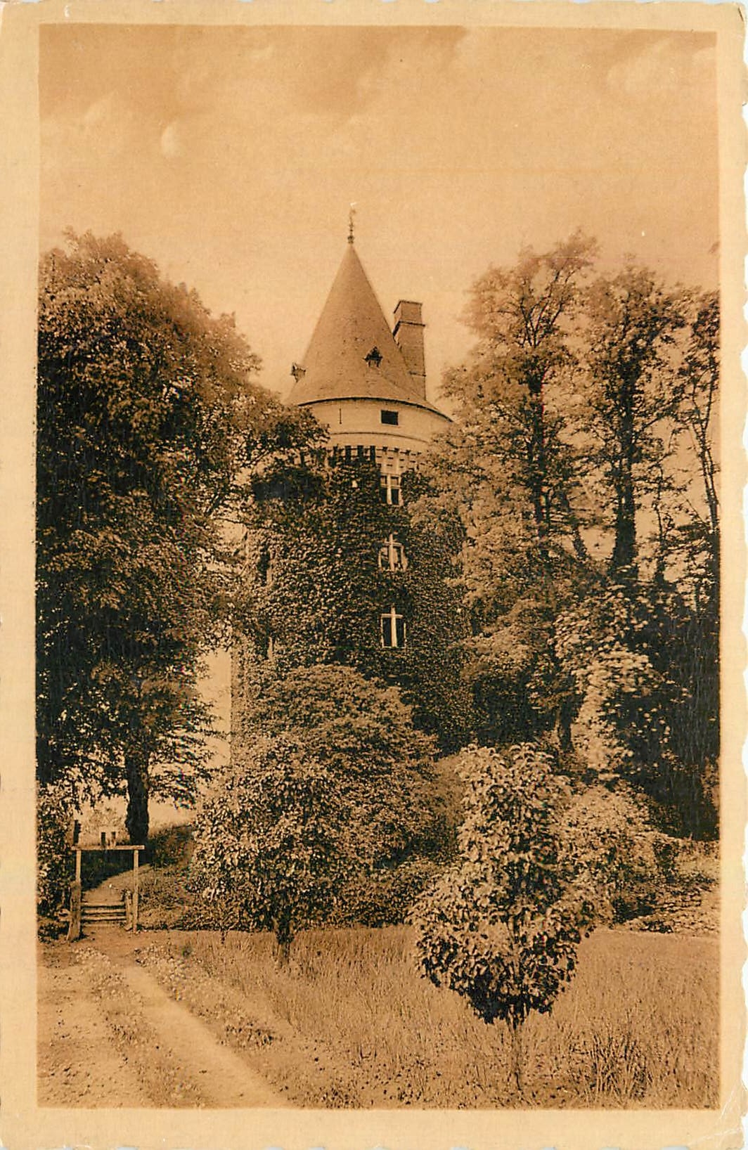 Château de Verneuil-sur-Indre — Le Donjon du VIe s. vu des Jardins — Clihéd « Art et Photo », Beaumont-Village