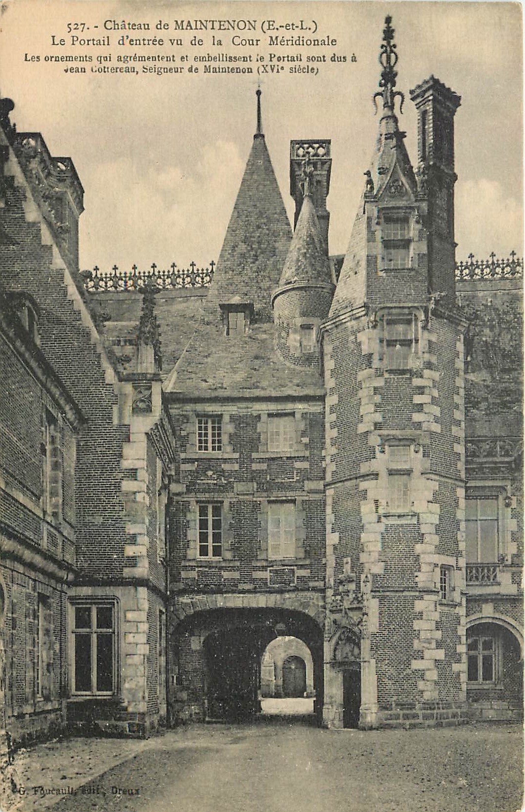 CPA Chateau de Maintenon E et L Le Portail d'entree vu de la Cour Meridionale 