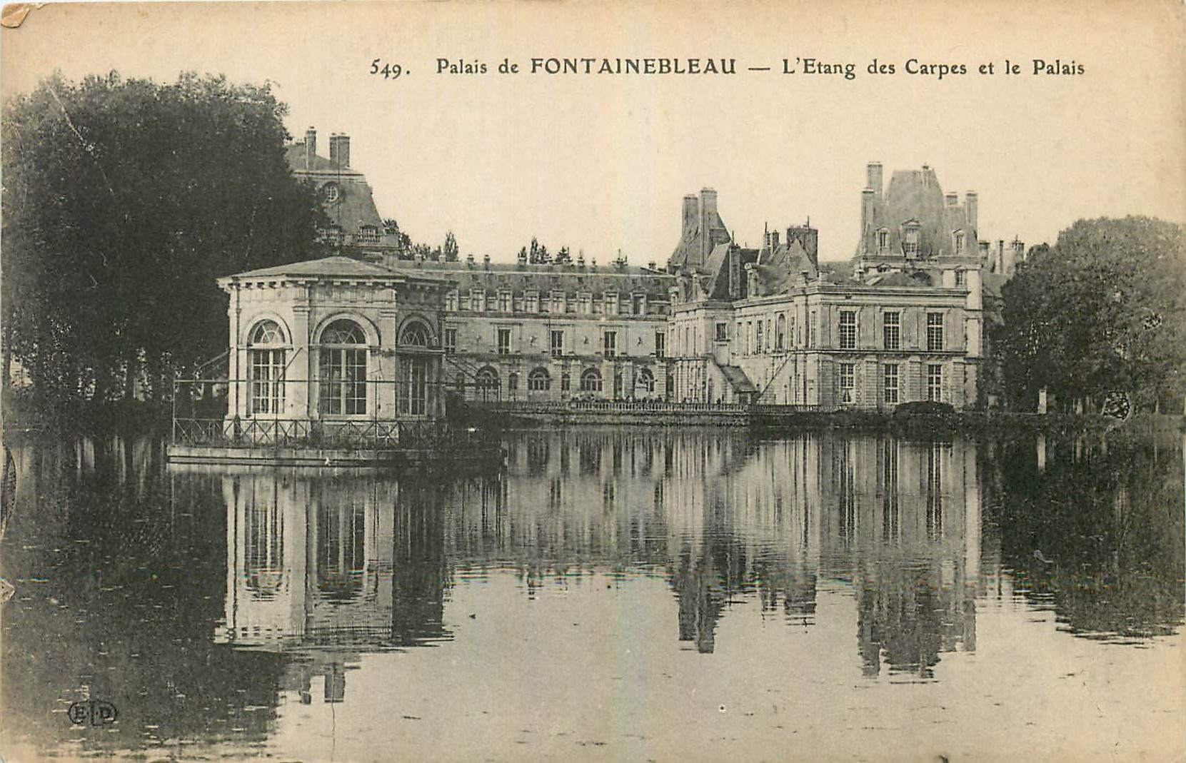 Palais de FONTAINEBLEAU — L'Etang des Carpes et le Palais